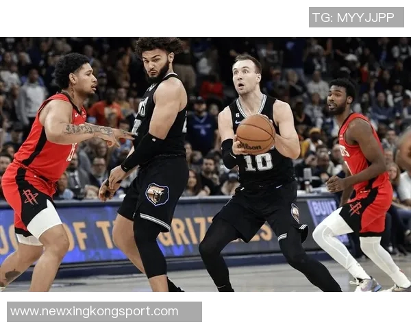 格雷森阿伦状态火热近三场场均24分助攻和抢断表现抢眼正负值高达19